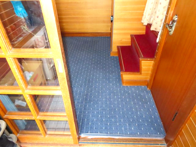 【玄関】 | 北見市西三輪３丁目７５２番地１２８　中古売家 | 玄関と玄関ホールの間には、引き違い戸があり軽い力で開閉できます。子どもや高齢者でもスムーズに出入り可能で、ドアノブを操作する煩わしさがなく荷物を持っている際も開閉が楽にできます。