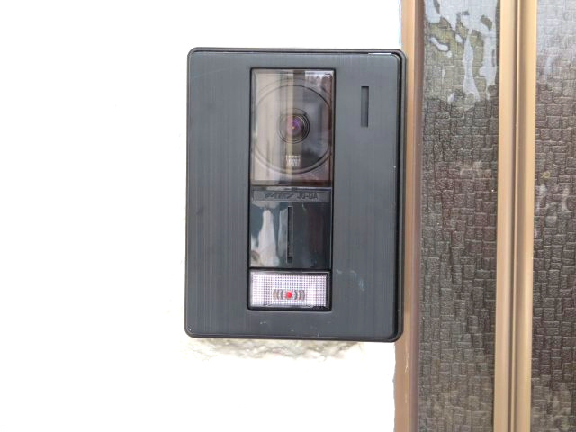【セキュリティ】 | 北見市西三輪３丁目７５２番地１２８　中古売家 | モニター付きインターホンは、来訪者の映像を屋内のモニターで確認できる点が最大の特徴です。防犯性と利便性が向上します。モニター越しに確認できるため、不審者や望まない訪問者には玄関を開けずに対応できます。