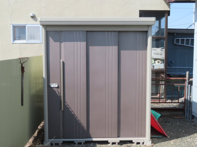 北見市西三輪３丁目７５２番地１２８　中古売家の設備|物置は、家の中に置きたくない物をまとめて収納できるので、室内がすっきりします。季節外の家電や寝具、行事用品（ひな人形、クリスマス飾りなど）、たまにしか使わない趣味の道具などを一か所に集約できます。