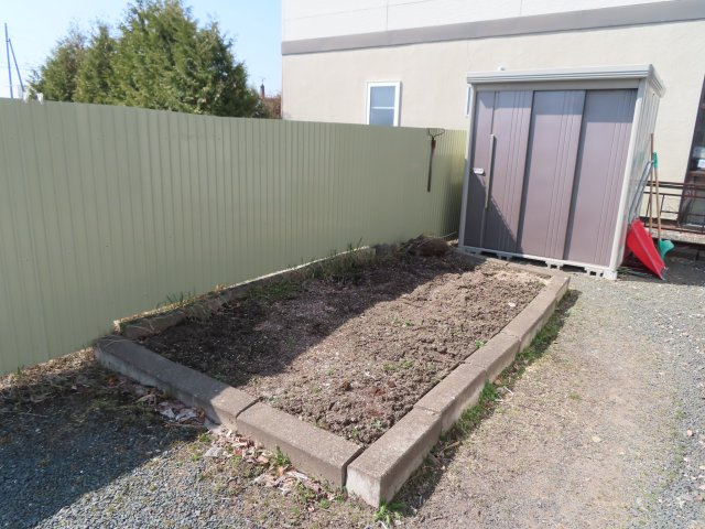 北見市西三輪３丁目７５２番地１２８　中古売家の庭|ちょとした花壇があると、春はチューリップやビオラ、夏はマリーゴールドやひまわりの小型種、秋冬は葉ボタンやパンジーなど、季節ごとに植え替えれば、暮らしの中で自然と季節感を味わえます。