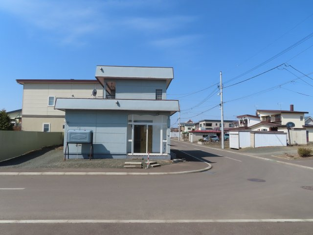 北見市西三輪３丁目７５２番地１２８　中古売家の前面道路含む現地写真|角地の前面道路を含む、現地写真です。
