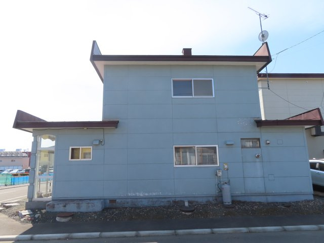 北見市西三輪３丁目７５２番地１２８　中古売家の外観|北側外観です。北側は直射日光や西日を受けにくいため、南や西の外壁と比べて塗装の劣化スピードが緩やかになりやすいと指摘されることがあります。