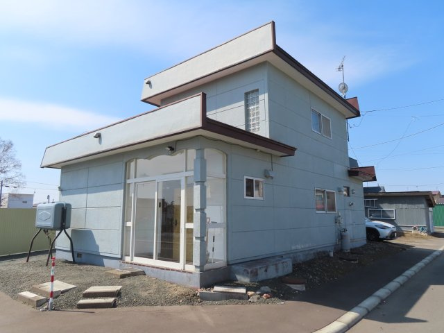 【外観】 | 北見市西三輪３丁目７５２番地１２８　中古売家 | 風除室を設置しているので外気の侵入を防ぎ、屋内の熱効率を高めます。家全体の室温を保つ冷暖房効果が低下しにくく節電になり、玄関ドア開閉時の冷気流入を防ぐドアの結露や足元の冷えを感じにくくします。