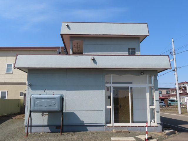 北見市西三輪３丁目７５２番地１２８　中古売家の外観|東側外観です。角地は二方向が道路に面しているため、より多くの光や風が入り込みやすく室内を明るく快適な空間にしやすくなります。隣接する建物が少ないため、視界が開け、開放感を享受でき防犯性も期待できます。