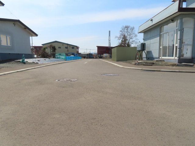 【前面道路含む現地写真】 | 北見市西三輪３丁目７５２番地１２８　中古売家 | 東側前面道路含む【北方向】現地写真です。