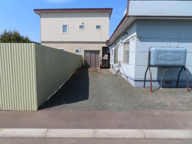北見市西三輪３丁目７５２番地１２８　中古売家の駐車場|駐車場です。縦列ですが、2台の駐車は可能です。