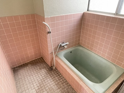 【浴室】 | 岡谷市川岸東4丁目 中古住宅⑤ | 風呂
