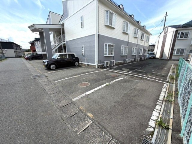センチュリーハウス津志田Aの駐車場