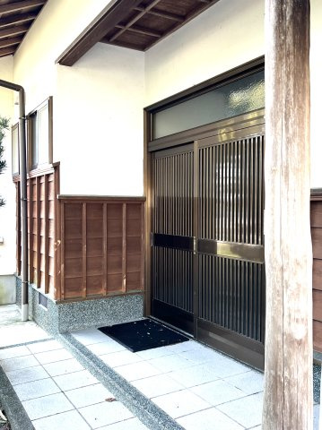 西伯郡伯耆町大殿　中古住宅の玄関