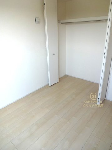 リーブルガーデン  小美玉市江戸　1期　限定1棟！の洋室|折戸を開くと壁面クローゼット。衣類が横一列に並ぶためひと目で洋服が選びやすい！衣類をたくさんお持ちの方もスッキリ片付きます♪