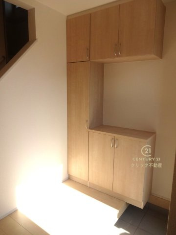 リーブルガーデン  小美玉市江戸　1期　限定1棟！の玄関|たっぷり入る玄関収納です！扉の中は可動棚ですので、用途に合わせて高さを自由に変えることができます。