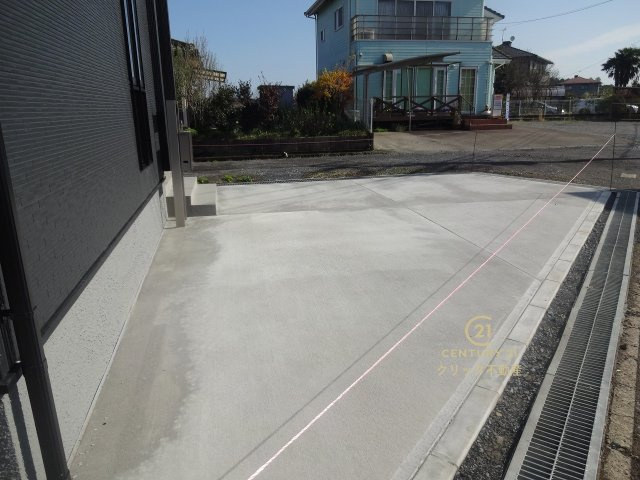 リーブルガーデン  小美玉市江戸　1期　限定1棟！の駐車場|駐車場は十分なスペース。ご家族それぞれが車をご所有の場合や、来客の際も安心です。
内覧可能です。ご予約はHPから、またお電話でもお気軽にどうぞ。