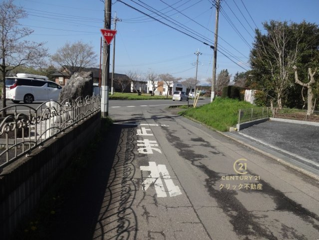 リーブルガーデン  小美玉市江戸　1期　限定1棟！の前面道路含む現地写真|南東側道路の角地で日当たり良好！