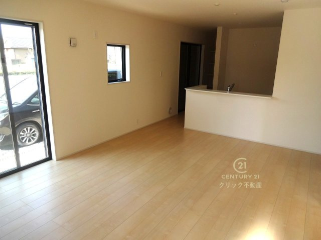 リーブルガーデン  小美玉市江戸　1期　限定1棟！の居間・リビング|ナチュラルな色合いのLDKは家族が自然と寛げる場所にピッタリです。きっといつもの食事や何気ない会話も楽しくなりますね！ここから始まる「日常」がご家族にとってかけがえのない時間となりますように。