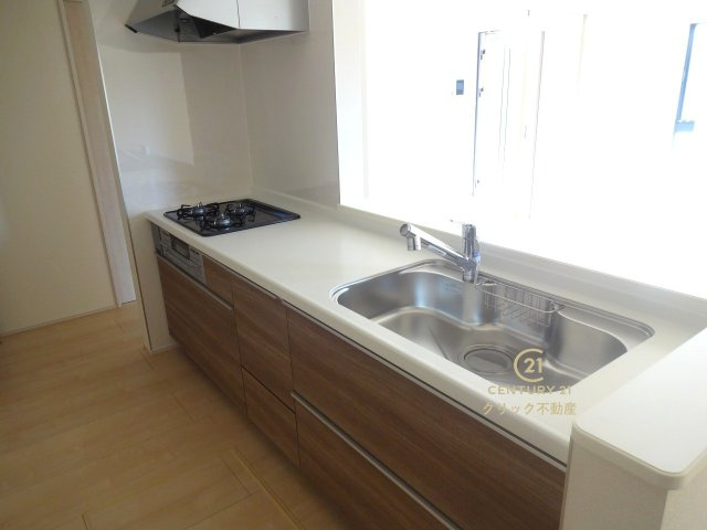 リーブルガーデン  小美玉市江戸　1期　限定1棟！のキッチン|対面式システムキッチンは料理中や後片づけの間も会話が楽しめ、家族に一体感が生まれます。十分な広さのキッチンなら、家族での分担作業もはかどりそう！