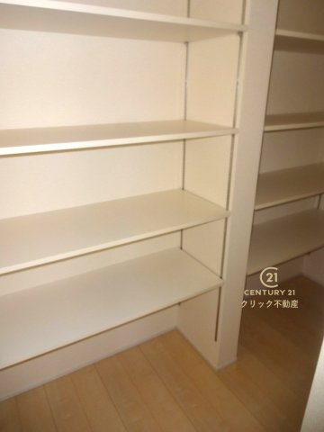 リーブルガーデン  小美玉市江戸　1期　限定1棟！の収納|生活感の出やすい消耗品や食材のストックはこちらへどうぞ♪棚は可動式なので、置きたいものに合わせた使い方ができます。