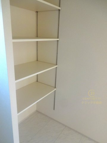 リーブルガーデン  小美玉市江戸　1期　限定1棟！の脱衣所|可動棚付きの収納スペースはタオル、消耗品のストックなどを置いても便利です。