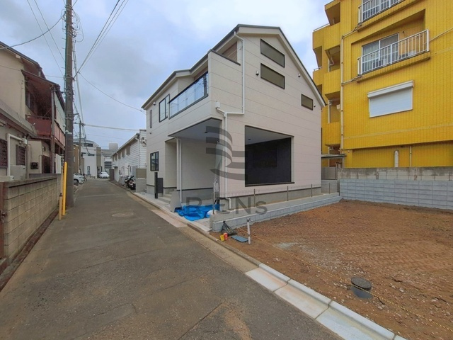 【前面道路含む現地写真】 | 西東京市田無町１丁目　新築戸建て | 見通しの良いエリアで、お車も運転しやすく安心です