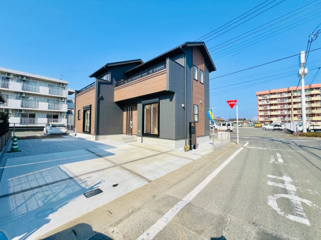 前橋市六供町3丁目の前面道路含む現地写真|間口も広く駐車も焦らずにできます♪