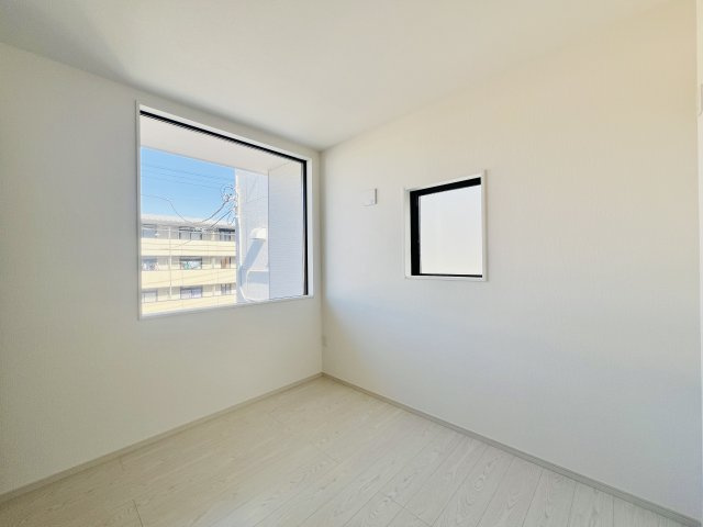 前橋市南町の洋室|大きい窓のある4.5帖洋室は、お子様の一人部屋デビューにも最適♪