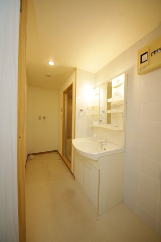 キャッスルエイトの洗面所|別部屋同間取りのお写真となります。参考にご覧くださいませ。
