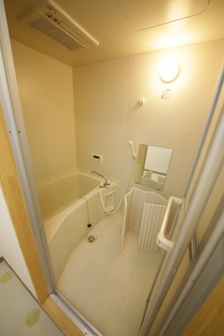 キャッスルエイトの浴室|別部屋同間取りのお写真となります。参考にご覧くださいませ。