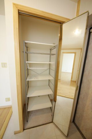 キャッスルエイトの収納|別部屋同間取りのお写真となります。参考にご覧くださいませ。
