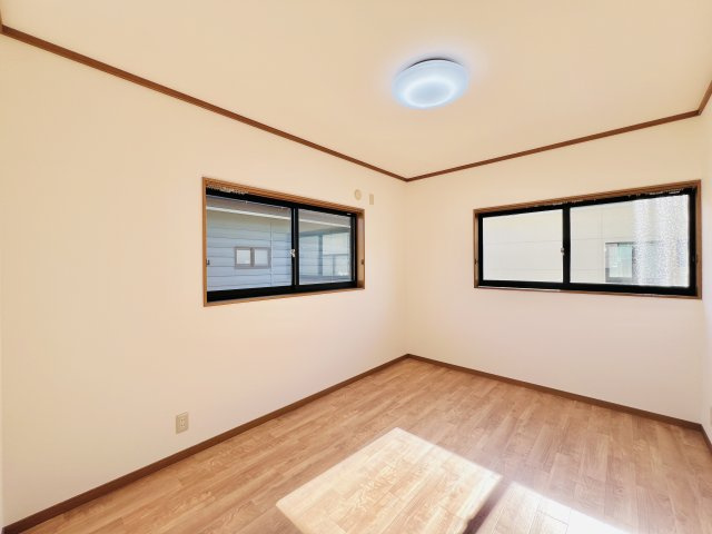 前橋市箱田町の洋室|２面採光で日当たり風通し良好♪