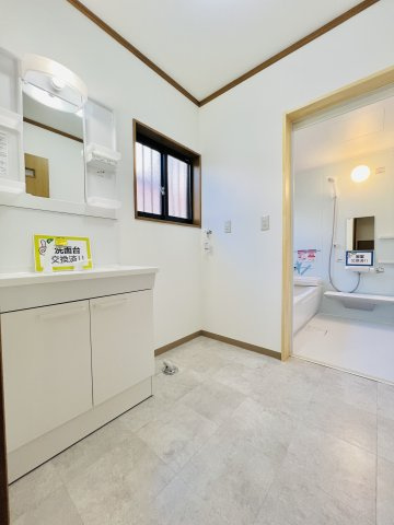 前橋市箱田町の独立洗面台|洗濯機を設置してもゆとりのある洗面所♪