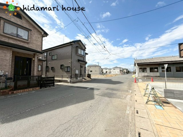 上尾市向山2丁目2期　新築戸建　ブルーミング01の前面道路含む現地写真