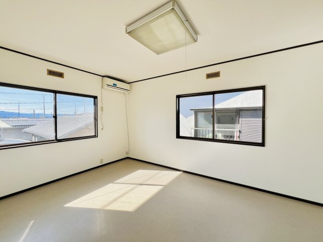 高崎市引間町の洋室|2面採光で日当たり風通し良好の洋室♪