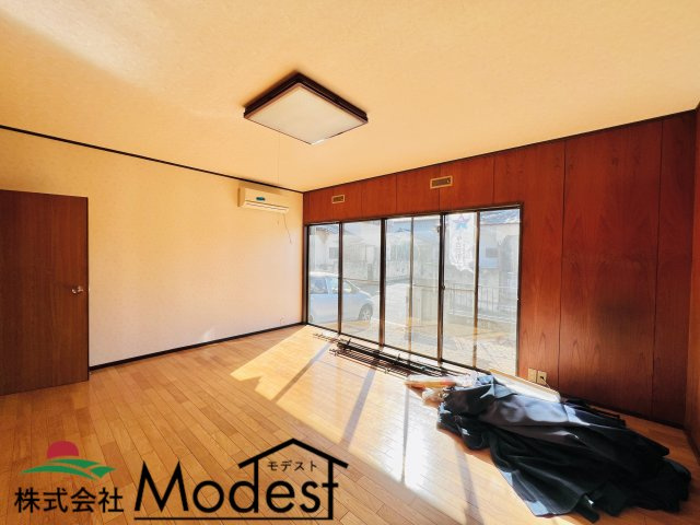 高崎市引間町の居間・リビング|日当たりも良好な9.7帖洋室◎
ご家族も自然と集まる空間に！