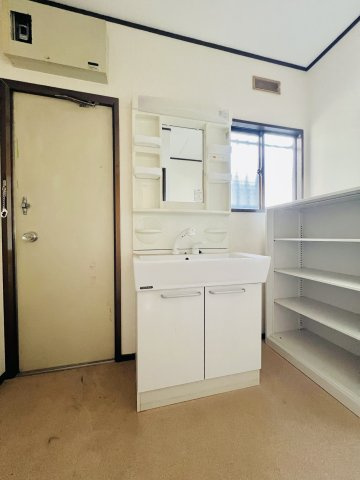 高崎市引間町の洗面所|朝のお支度も余裕が持てる広々洗面脱衣所。