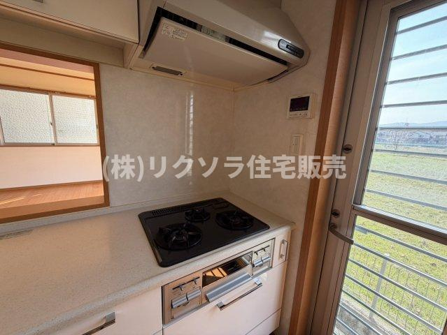 京都市伏見区久我西出町　一戸建てのキッチン|ビルトイン3口コンロ
■物件内覧・資金計画相談・住宅ローン相談、リフォーム相談、お問合せ受付中■
※当日・翌日のご内覧、ご相談はお電話でのお問合せがスムーズです！