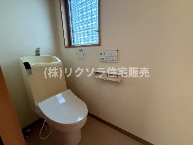 京都市伏見区久我西出町　一戸建てのトイレ|温水洗浄便座付き
■物件内覧・資金計画相談・住宅ローン相談、リフォーム相談、お問合せ受付中■
※当日・翌日のご内覧、ご相談はお電話でのお問合せがスムーズです！
