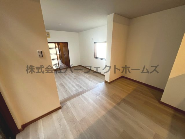 香里園町戸建　賃貸の居間・リビング|外からの目が気にならないバルコニーで洗濯物が干せます