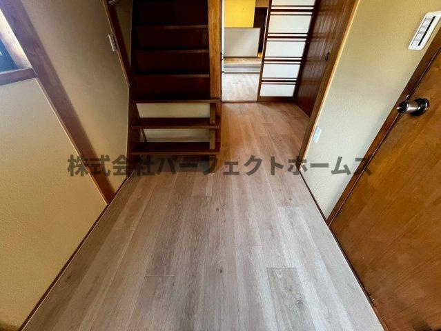 香里園町戸建　賃貸の内装|明るい室内です