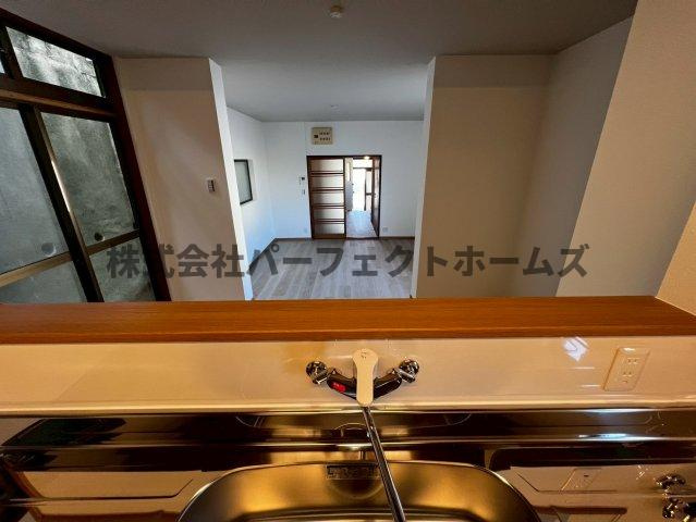 香里園町戸建　賃貸の内装|キッチンからの眺めです