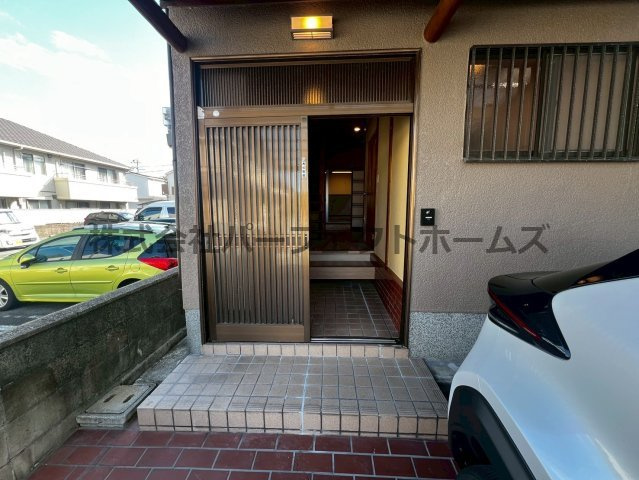 香里園町戸建　賃貸のエントランス|落ち着いたエントランスです