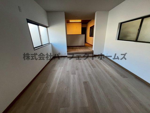 香里園町戸建　賃貸の居間・リビング|ゆったりとしたリビングです