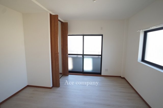 【寝室】 | 生野区巽南5丁目 | 【3階：北側洋室】バルコニーに面したお部屋です☆