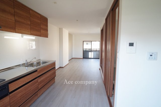 【居間・リビング】 | 生野区巽南5丁目 | 【LDK】クロス貼替え、床材張替え、水廻り設備一新、建具新調済みです☆