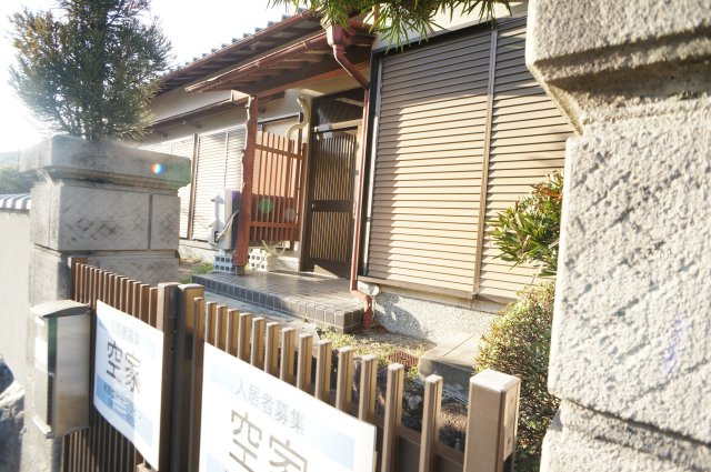 藤原台貸家のエントランス