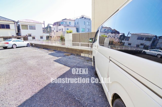 ホワイトレジデンスの駐車場