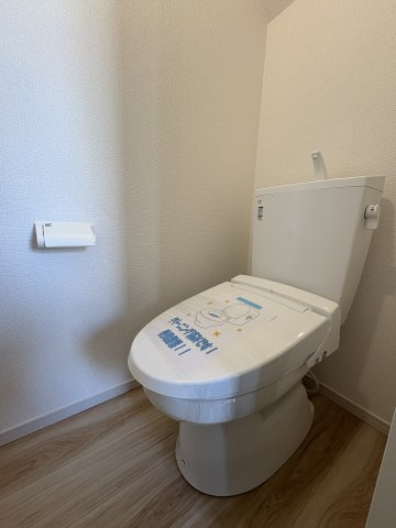 LIGARE₋リガーレ　小倉北区大畠2期のトイレ|温水洗浄便座付きのトイレです。汚れてもサッとひと拭きでお手入れ簡単。節水仕様でしっかり洗浄できます。環境にやさしく、しかも経済的です。