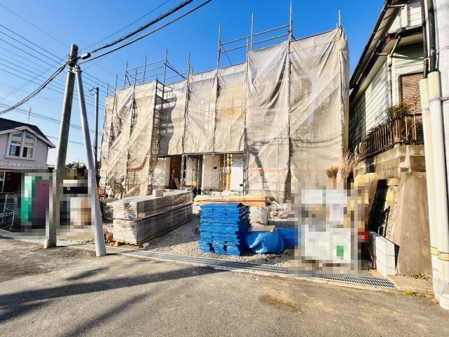 東酒々井第１６　新築戸建て　２号棟の前面道路含む現地写真