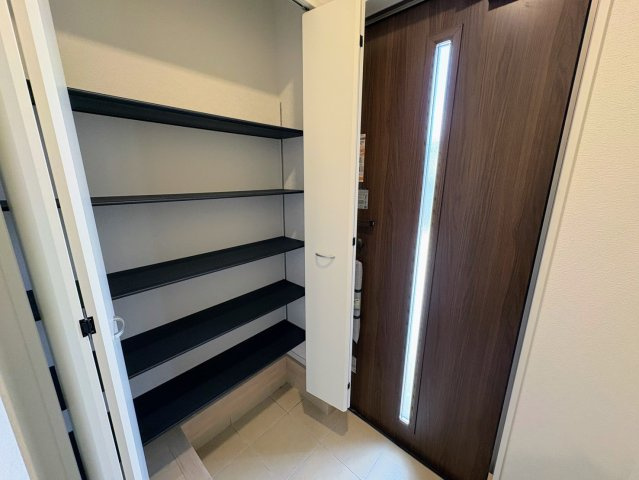 クレイドルガーデン糸満市喜屋武 第６・２号棟の収納|可動式棚付きで収納力抜群の天井高シューズクローゼット