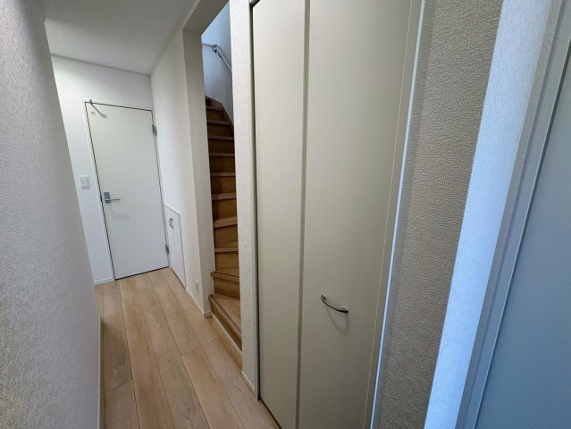 クレイドルガーデン糸満市喜屋武 第６・２号棟の収納|玄関横には収納力のあるクローゼットを設置。コートやベビーカー、アウトドア用品なども収納でき、玄関まわりをすっきり保てます◎