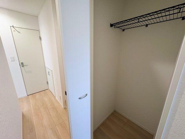 クレイドルガーデン糸満市喜屋武 第６・２号棟の収納|玄関横には収納力のあるクローゼットを設置。コートやベビーカー、アウトドア用品なども収納でき、玄関まわりをすっきり保てます◎