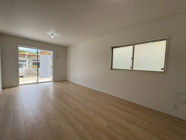 クレイドルガーデン糸満市喜屋武 第６・２号棟の居間・リビング|二面採光で明るくゆったりとしたLDK16.2帖